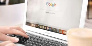 Persona usando una laptop con la página de inicio de Google abierta.
