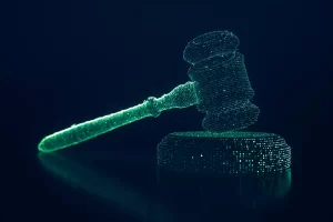 Martillo digital que simboliza leyes y reputación online en México.