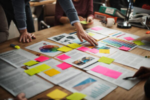 Equipo planificando estrategia digital en agencia de reputación online en México.