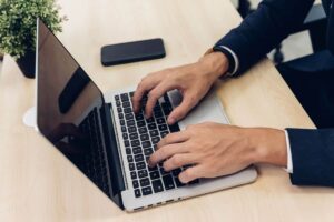 Profesional trabajando en laptop para gestión de reputación digital en México.
