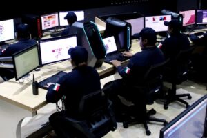 Equipo especializado en servicios de reputación en línea en México monitoreando redes sociales