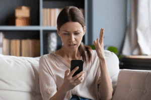 Mujer molesta por comentarios negativos en redes sociales.