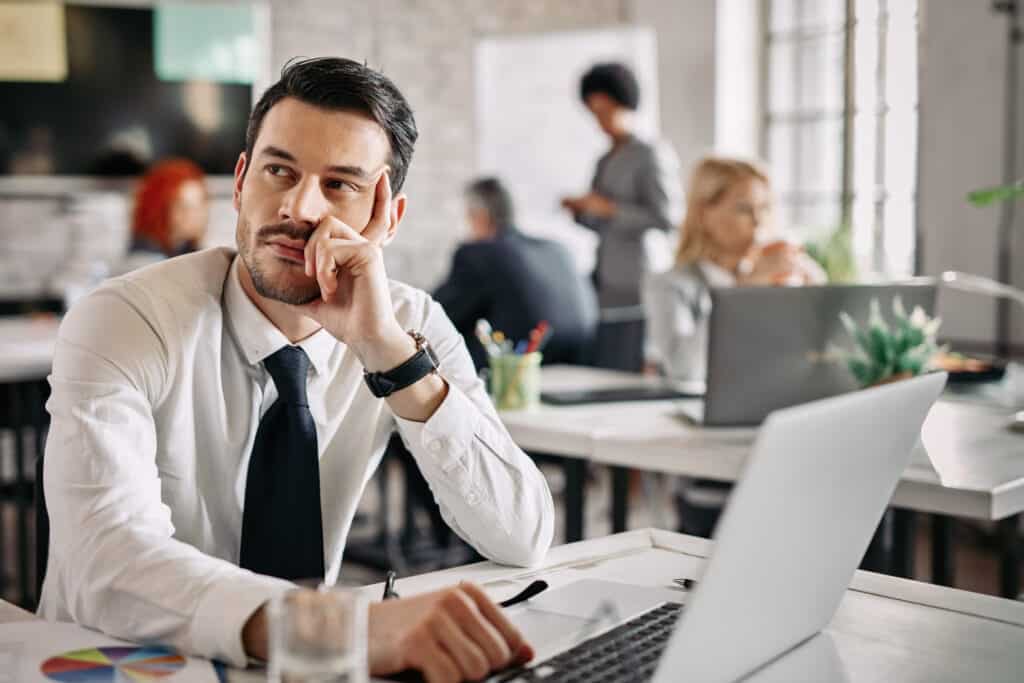 Líder manteniendo la calma frente a una pantalla con datos digitales, representando la resiliencia ante crisis.