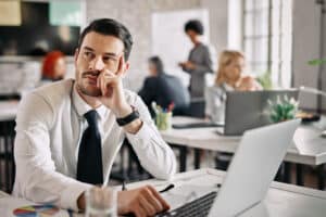 Líder manteniendo la calma frente a una pantalla con datos digitales, representando la resiliencia ante crisis.