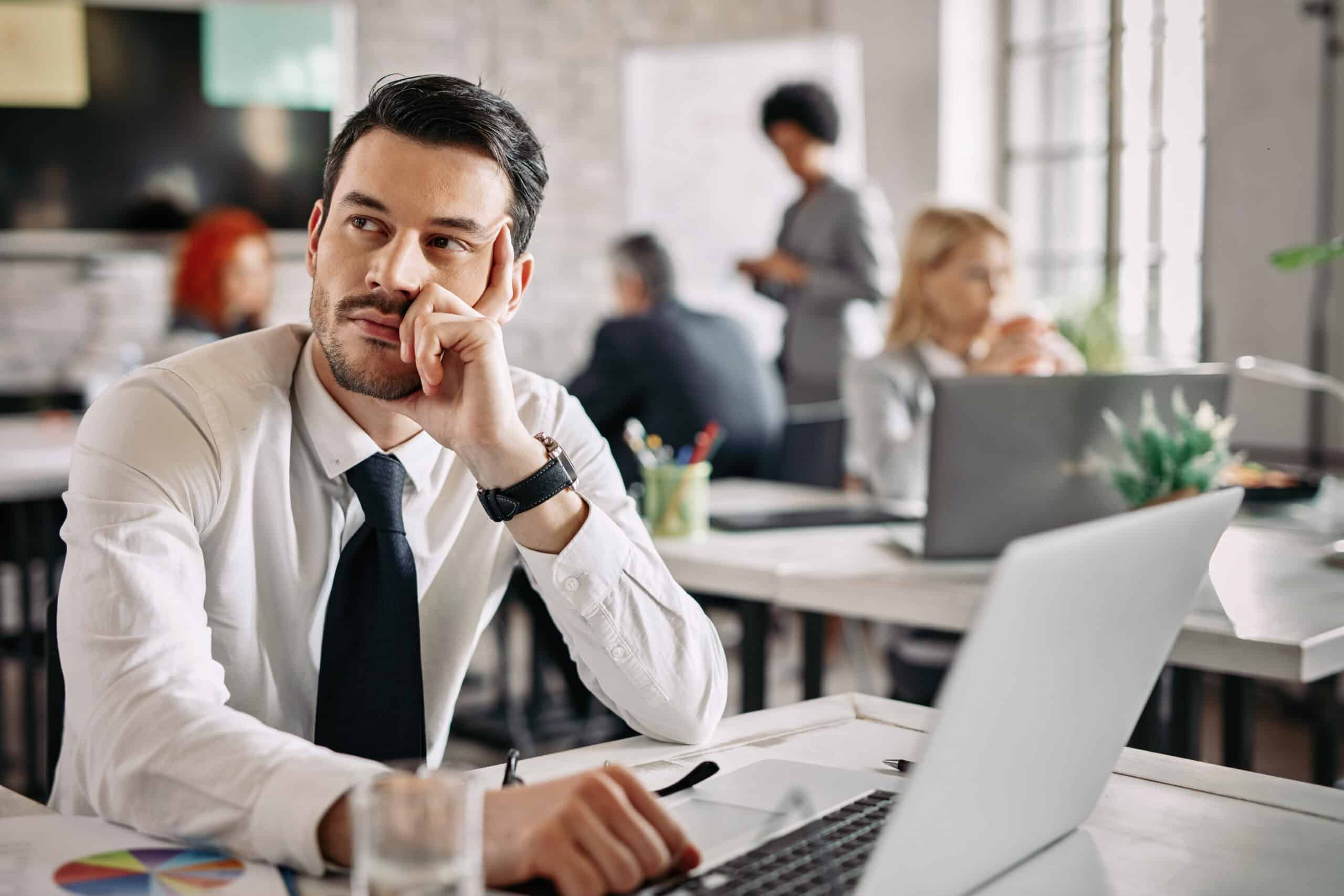 Líder manteniendo la calma frente a una pantalla con datos digitales, representando la resiliencia ante crisis.