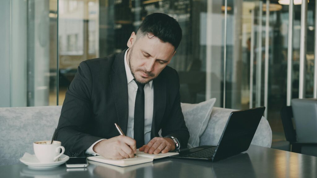 Directivo analizando su presencia digital y reputación corporativa
